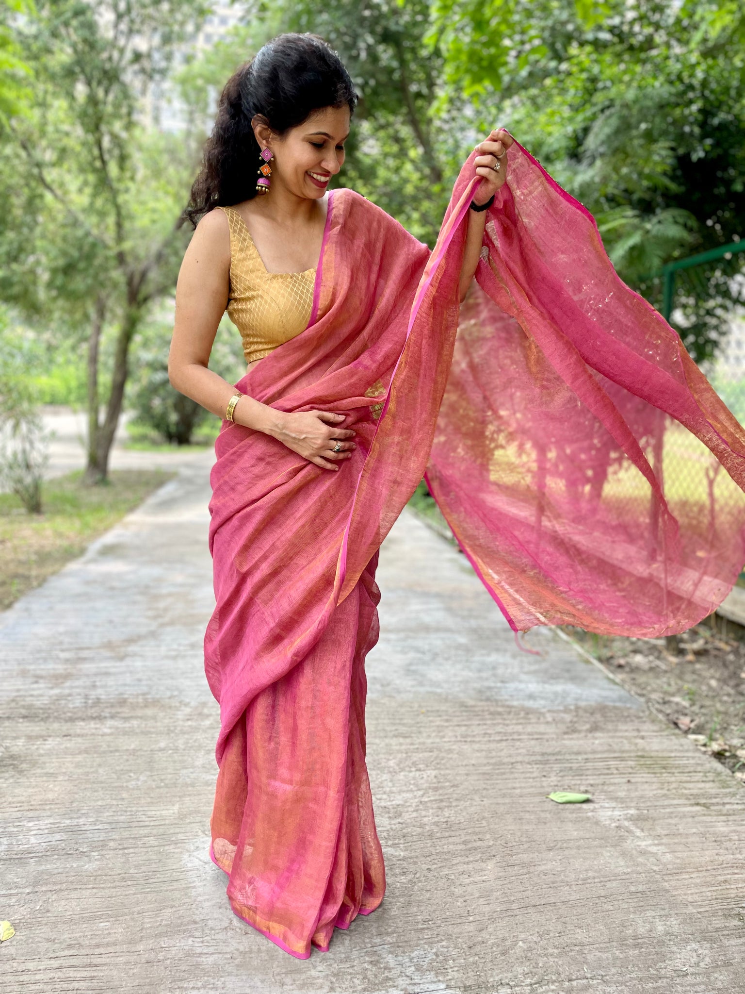 Handwoven Dark Pink Metallic Linen Saree