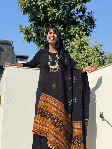 BLACK - KACCHI WOOLEN HANDWOVEN SHAWL - ACRYLIC WOOL